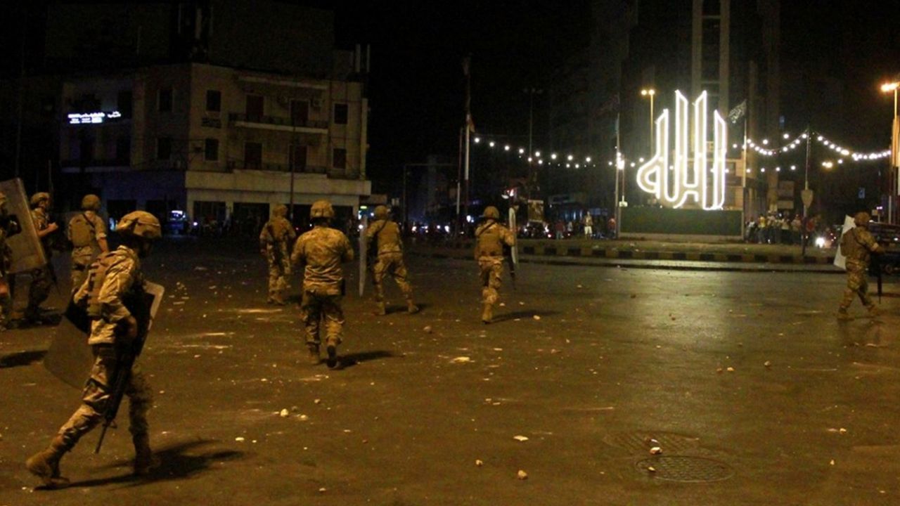 Son dakika... Lübnan'da protestocular Merkez Bankası'na girmeye çalıştı 3