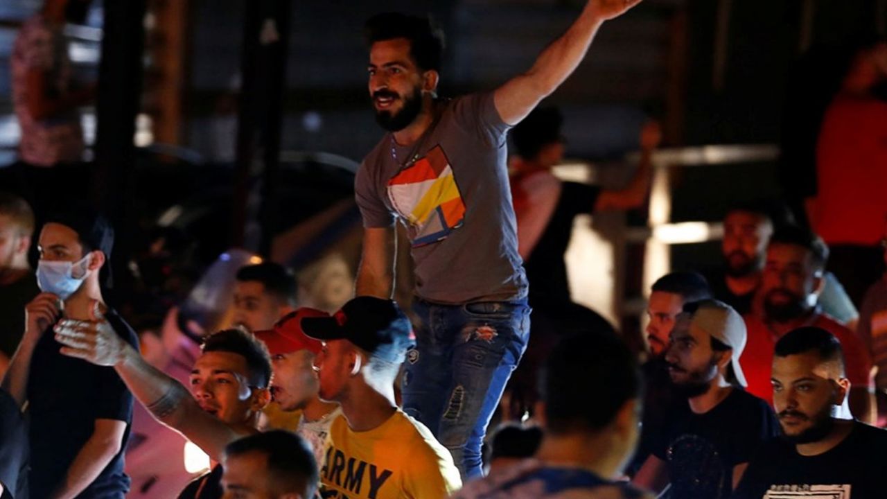 Son dakika... Lübnan'da protestocular Merkez Bankası'na girmeye çalıştı 7
