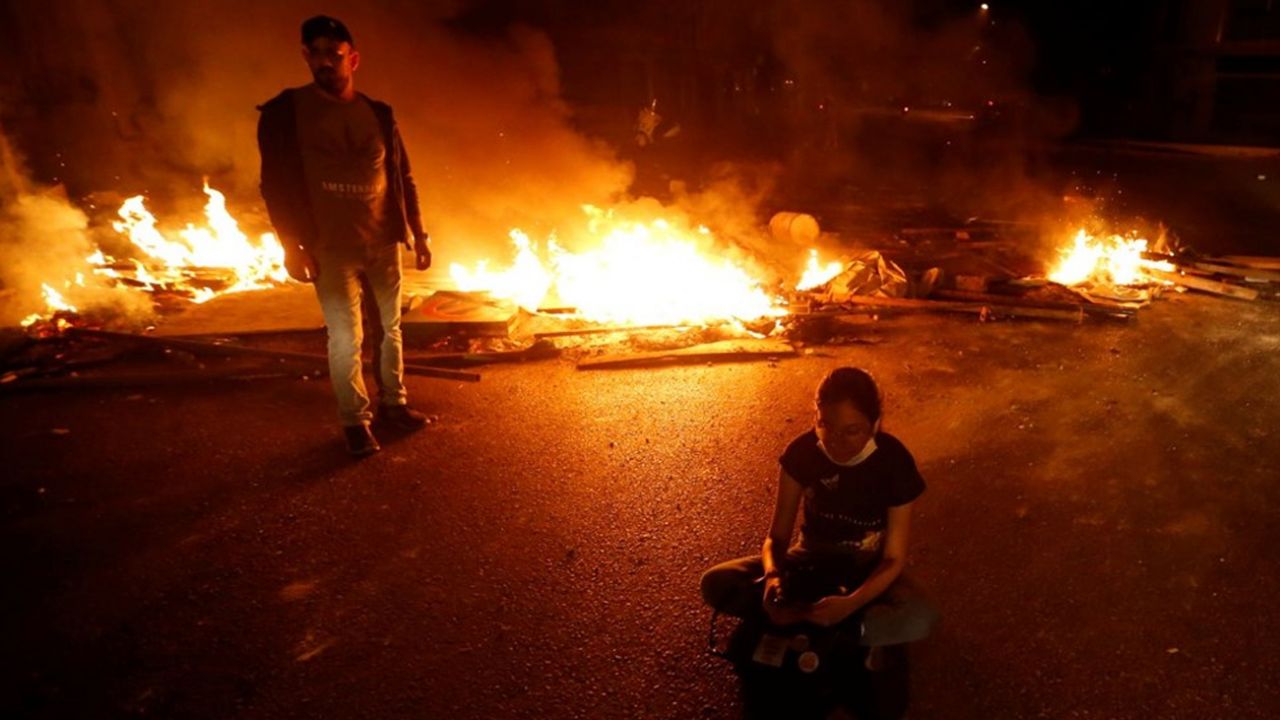 Son dakika... Lübnan'da protestocular Merkez Bankası'na girmeye çalıştı 8