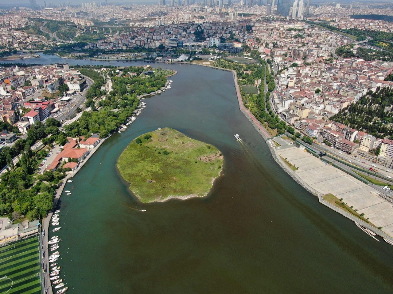 Haliç yeniden çamur deryasına döndü 13