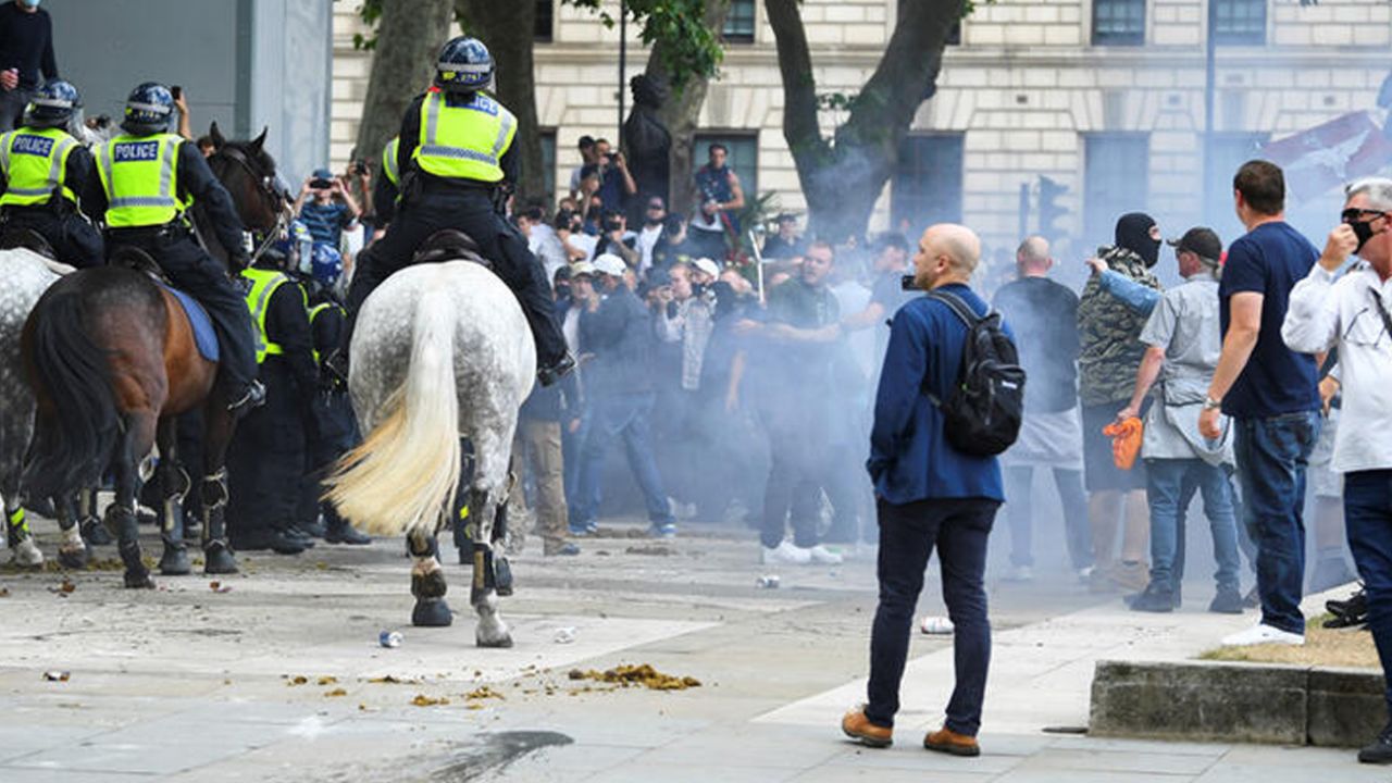 Son dakika... İngiltere'de sokağa indiler! Aşırı sağcılar polise saldırdı 5