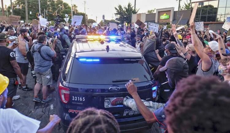 Polis, aracında uyuyan siyahiyi öldürdü 5