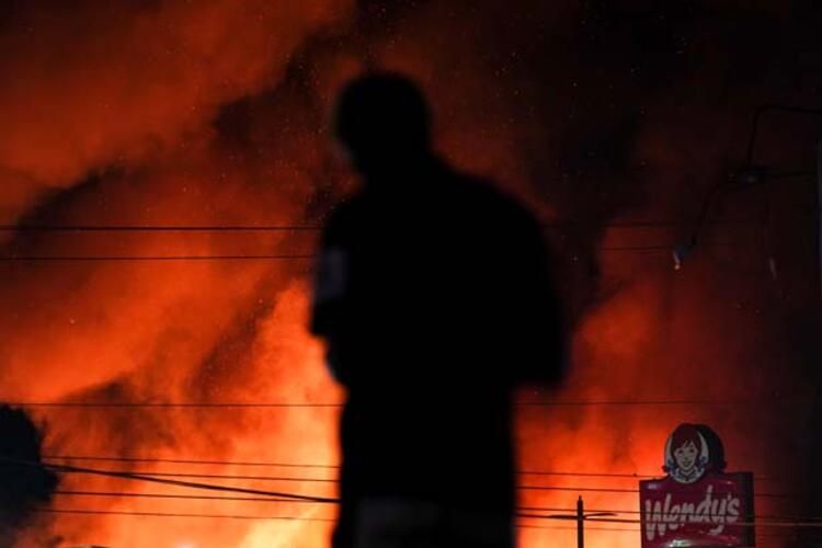 Polis, aracında uyuyan siyahiyi öldürdü 16
