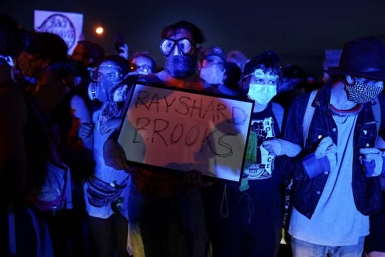 Polis, aracında uyuyan siyahiyi öldürdü 18
