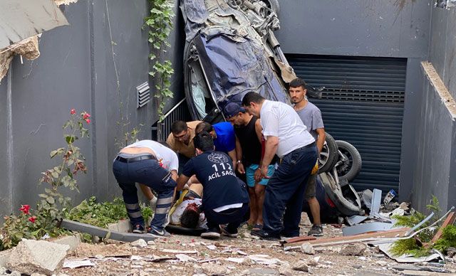 Caddebostan'daki kazada araç garaj boşluğuna düştü 1