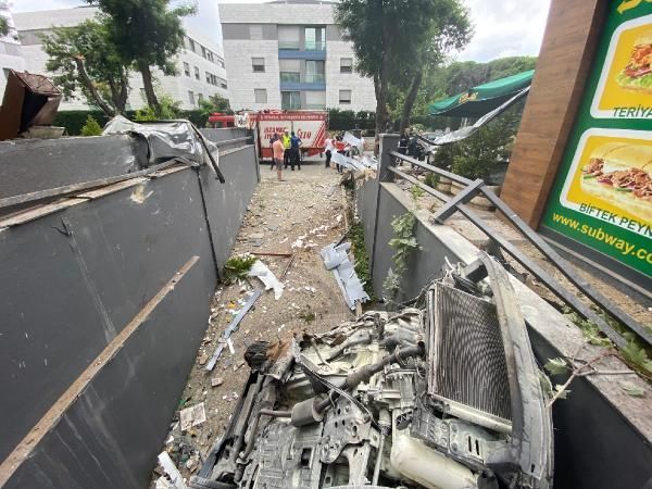 Caddebostan'daki kazada araç garaj boşluğuna düştü 11
