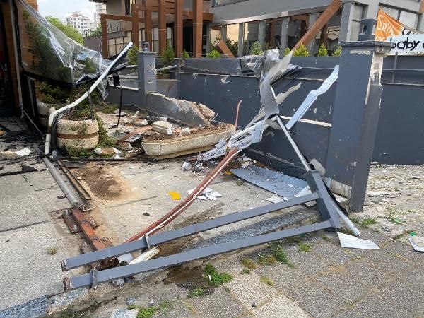 Caddebostan'daki kazada araç garaj boşluğuna düştü 12