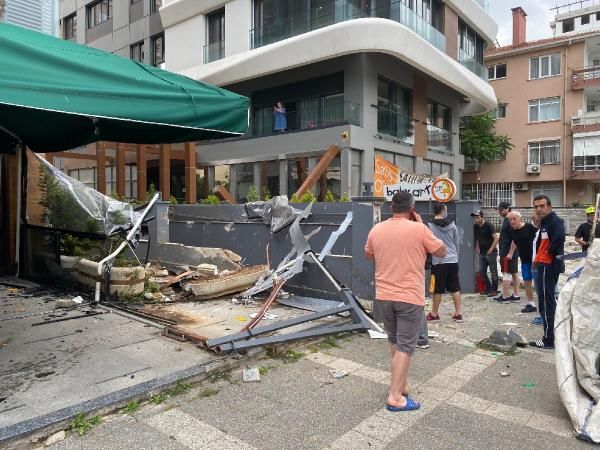 Caddebostan'daki kazada araç garaj boşluğuna düştü 13