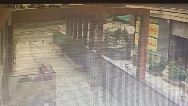 Caddebostan'daki kazada araç garaj boşluğuna düştü 4