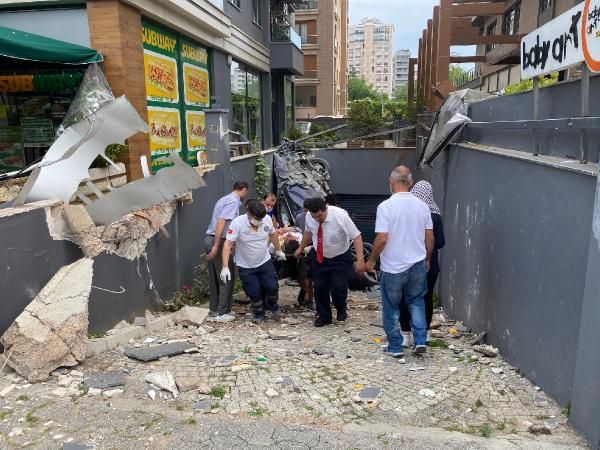 Caddebostan'daki kazada araç garaj boşluğuna düştü 6