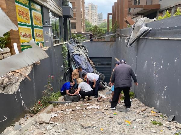 Caddebostan'daki kazada araç garaj boşluğuna düştü 2
