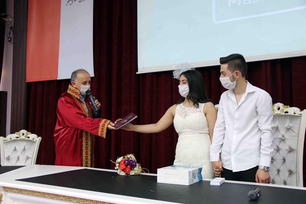 Sosyal mesafeli nikah işlemleri başladı... 8