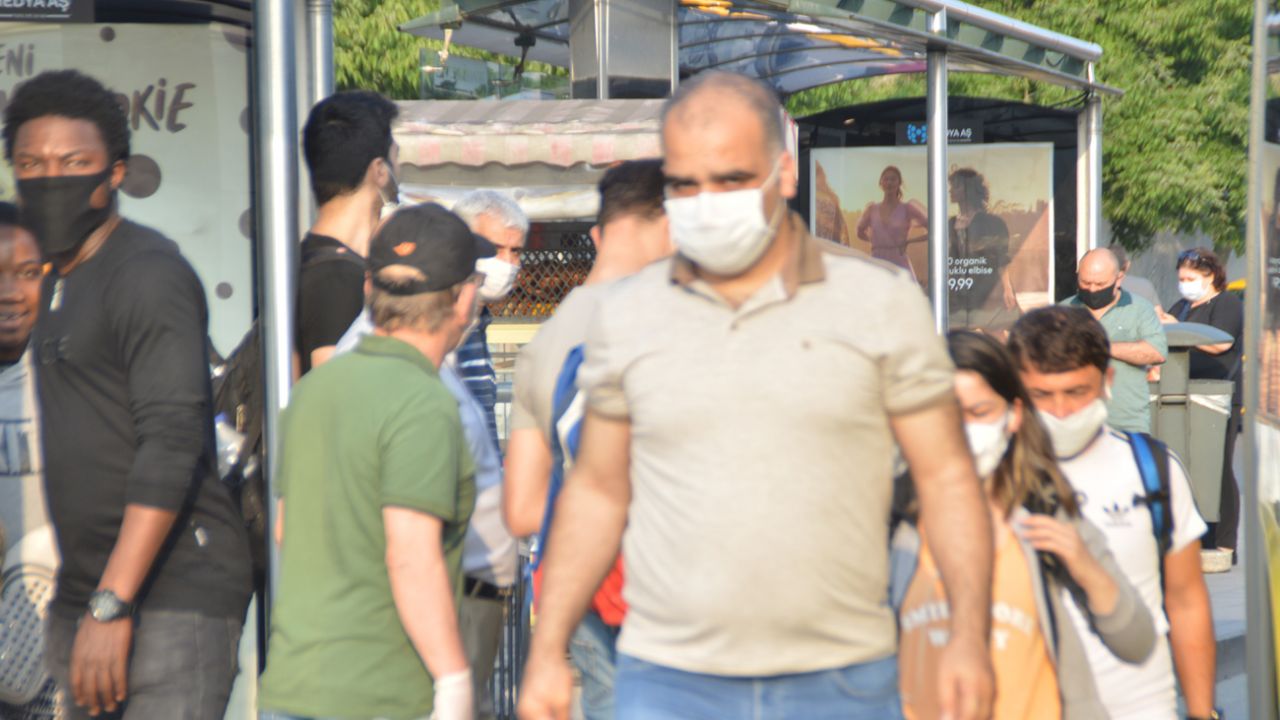 Normalleşmeyle birlikte metrobüslerde sosyal mesafe unutuldu 1
