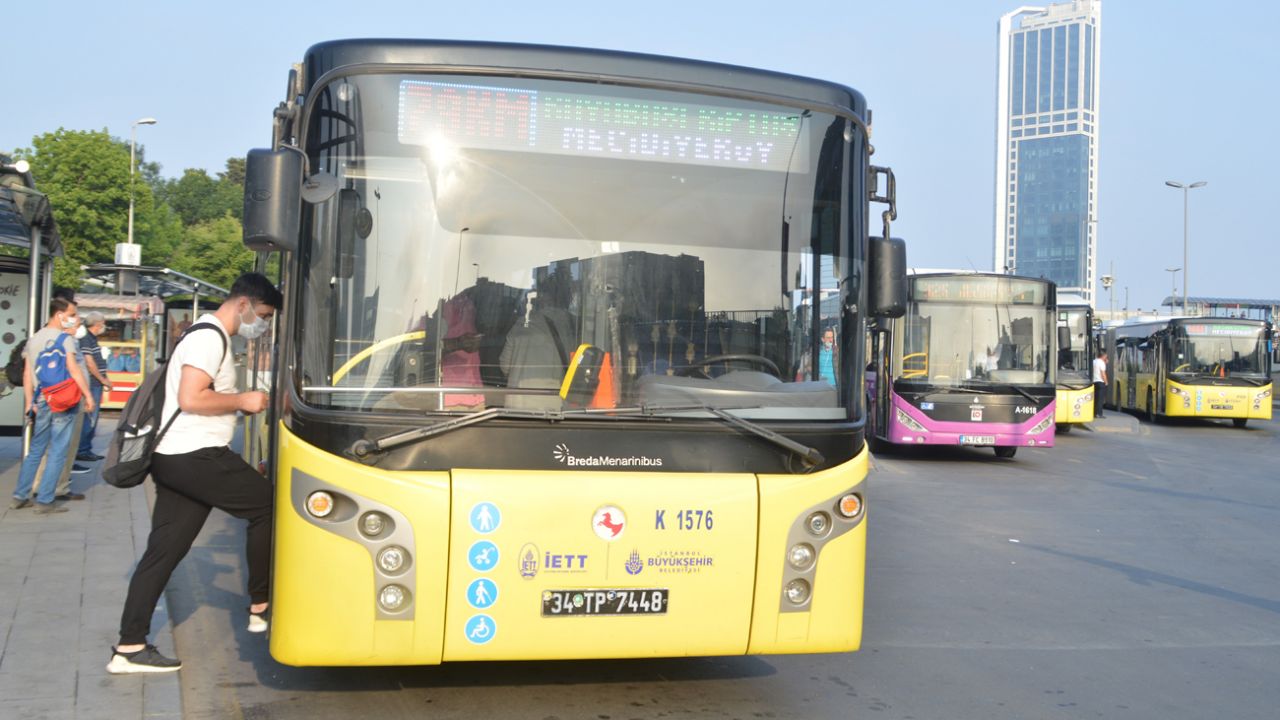 Normalleşmeyle birlikte metrobüslerde sosyal mesafe unutuldu 2