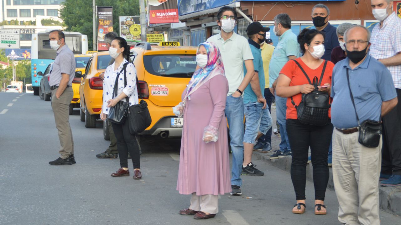 Normalleşmeyle birlikte metrobüslerde sosyal mesafe unutuldu 3