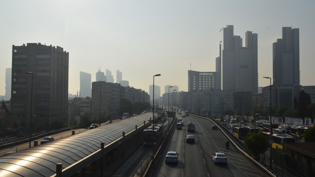 Normalleşmeyle birlikte metrobüslerde sosyal mesafe unutuldu 4