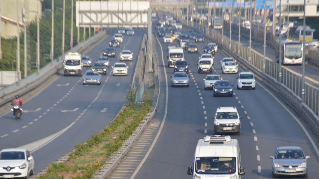 Normalleşmeyle birlikte metrobüslerde sosyal mesafe unutuldu 6