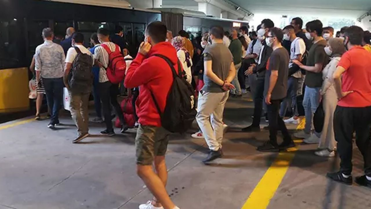 Normalleşmeyle birlikte metrobüslerde sosyal mesafe unutuldu 7