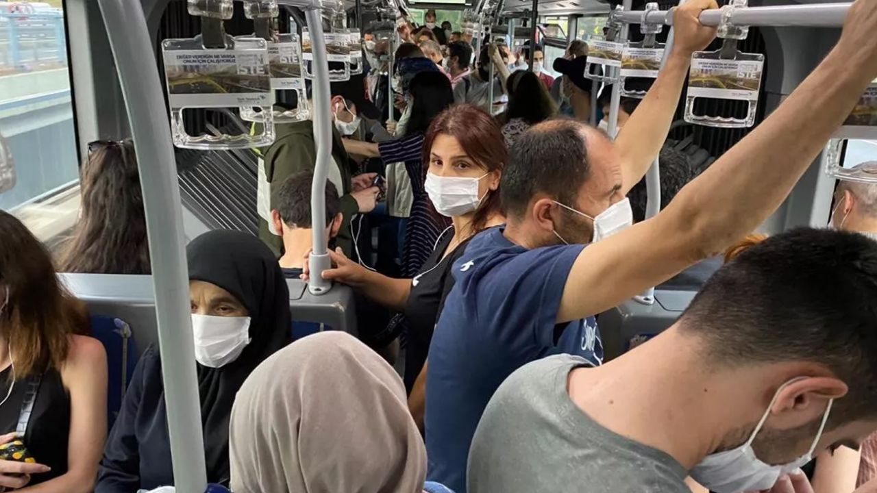 Normalleşmeyle birlikte metrobüslerde sosyal mesafe unutuldu 8