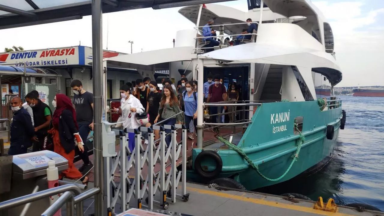 Normalleşmeyle birlikte metrobüslerde sosyal mesafe unutuldu 9
