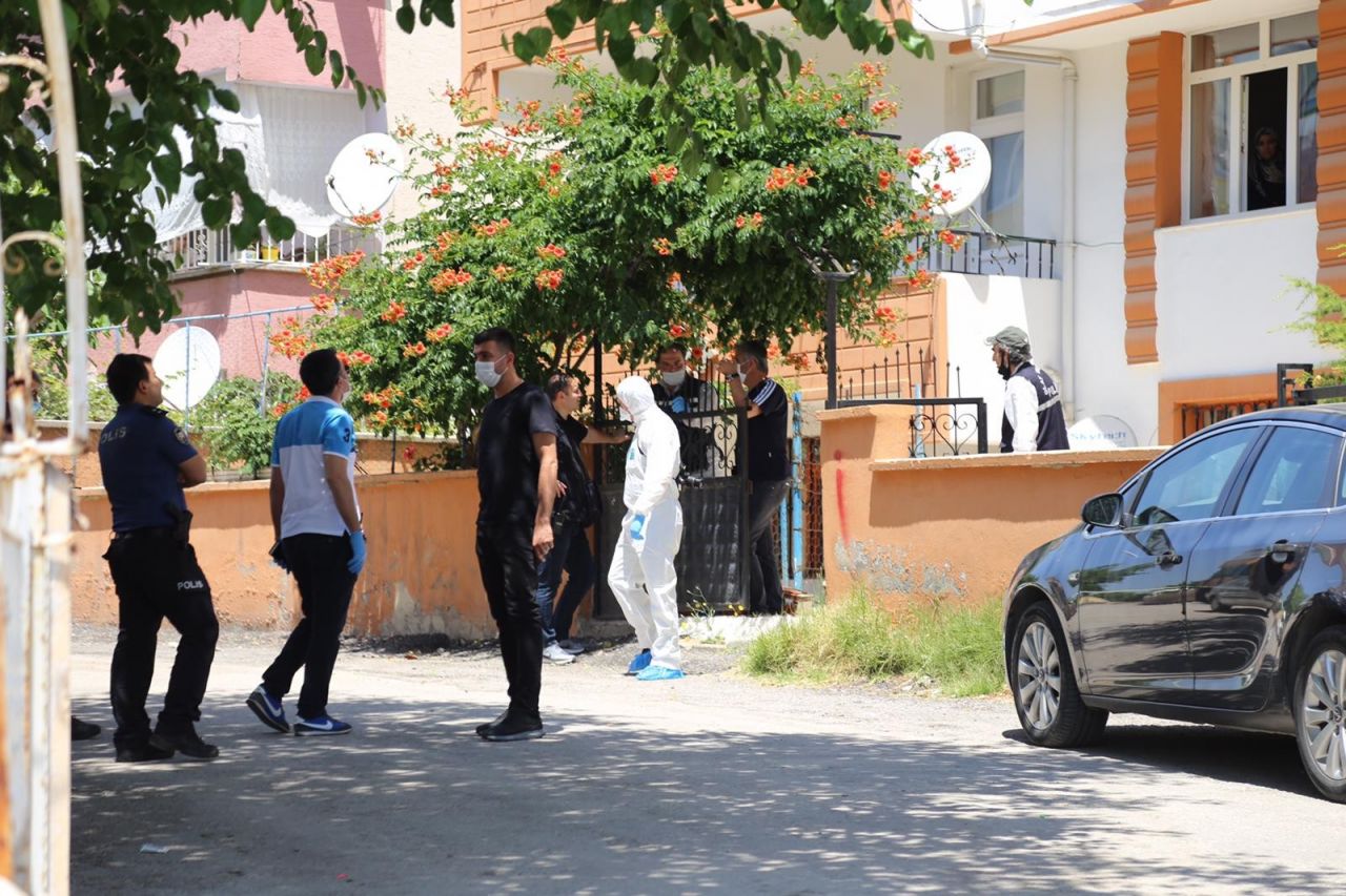 Sınava gelen kızını öldürdü! Kendisini yaraladı 2
