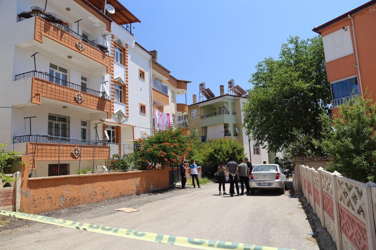 Sınava gelen kızını öldürdü! Kendisini yaraladı 4