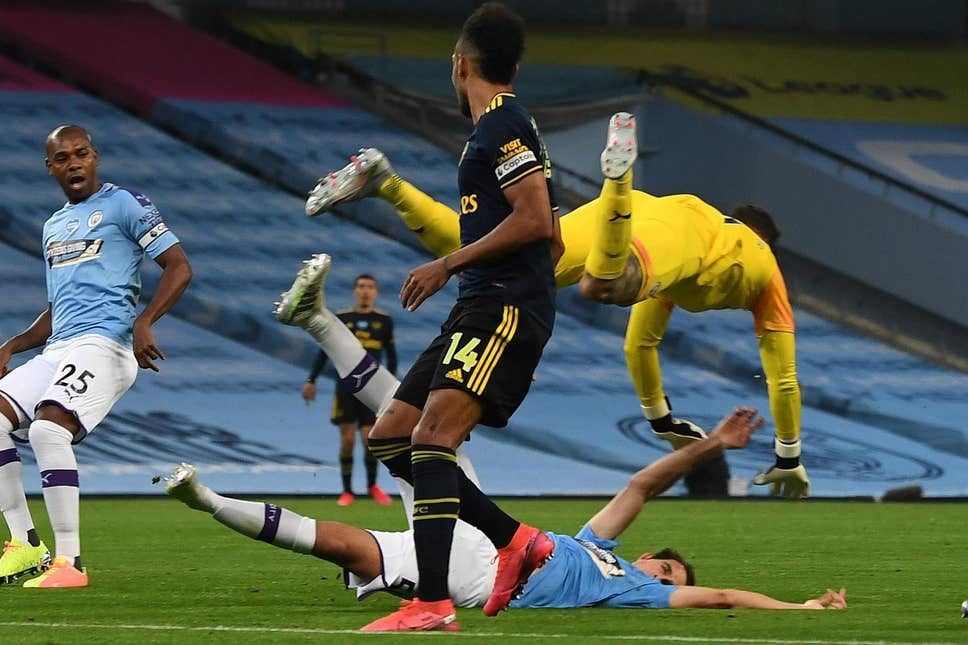 Manchester City'de sakatlık şoku! Oksijen maskesiyle hastaneye götürüldü 1