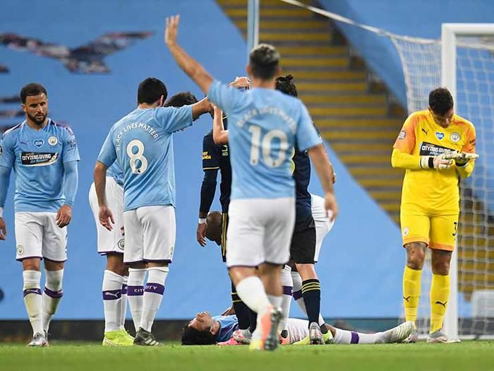 Manchester City'de sakatlık şoku! Oksijen maskesiyle hastaneye götürüldü 4