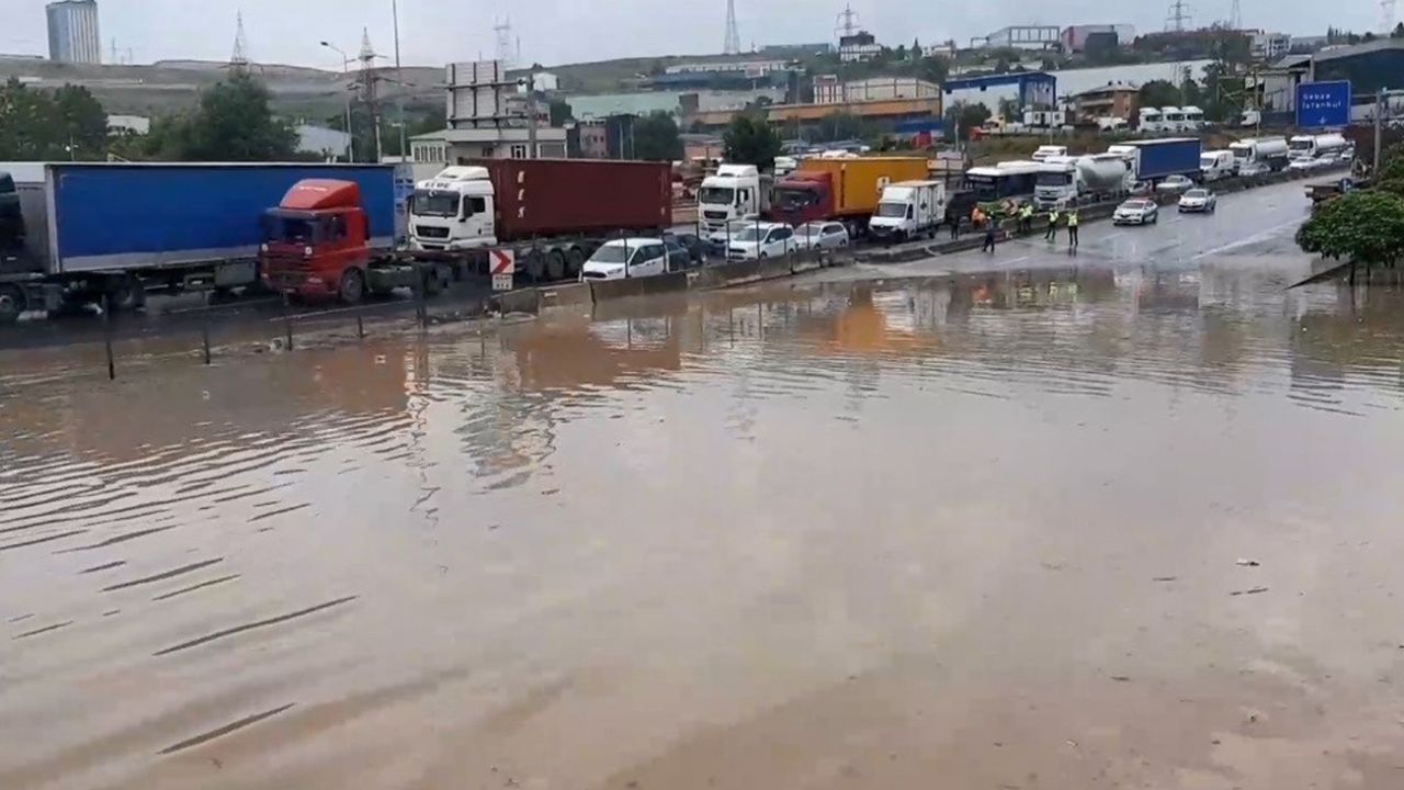 Şiddetli yağmur hayatı olumsuz etkiledi 11