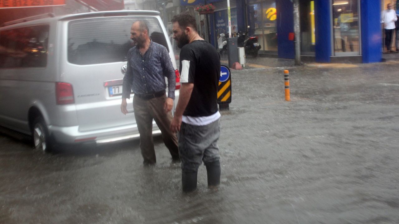 Şiddetli yağmur hayatı olumsuz etkiledi 2