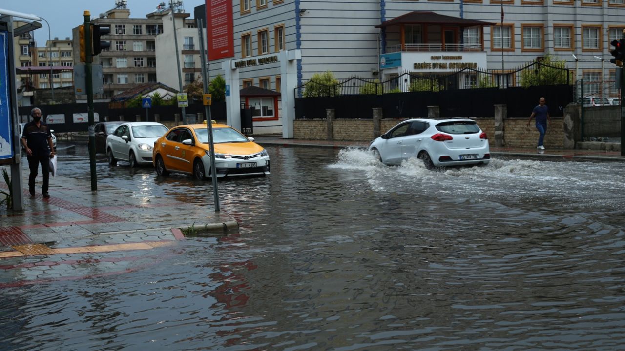 Şiddetli yağmur hayatı olumsuz etkiledi 3