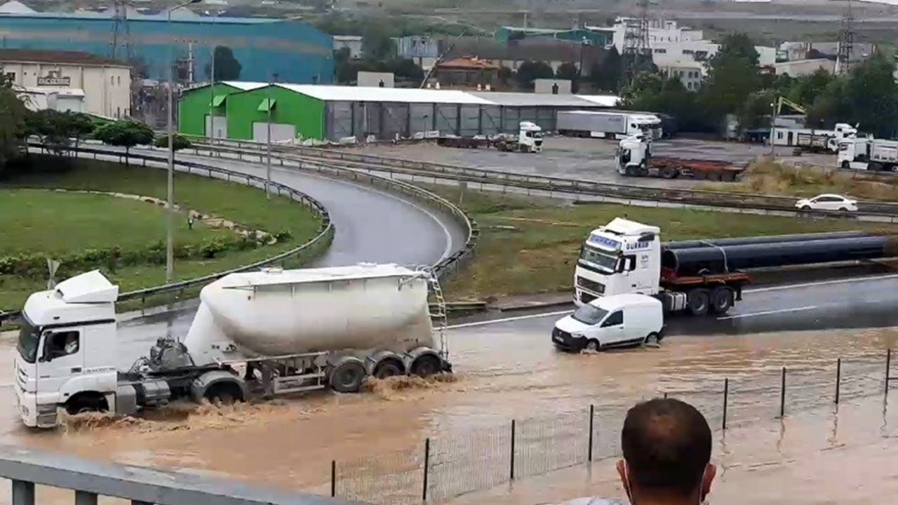 Şiddetli yağmur hayatı olumsuz etkiledi 8