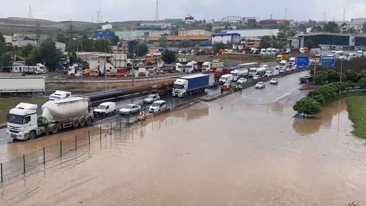 Şiddetli yağmur hayatı olumsuz etkiledi 9