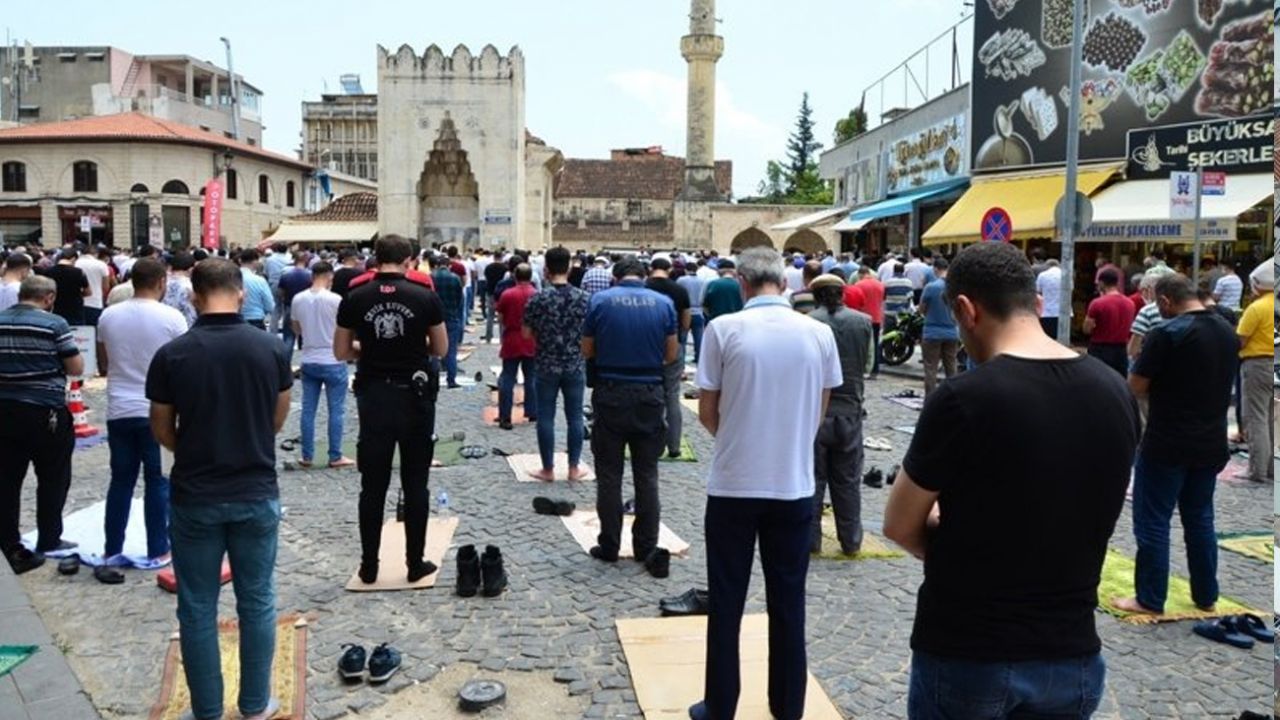 Trafiğe kapatılan yolda cuma namazı 11