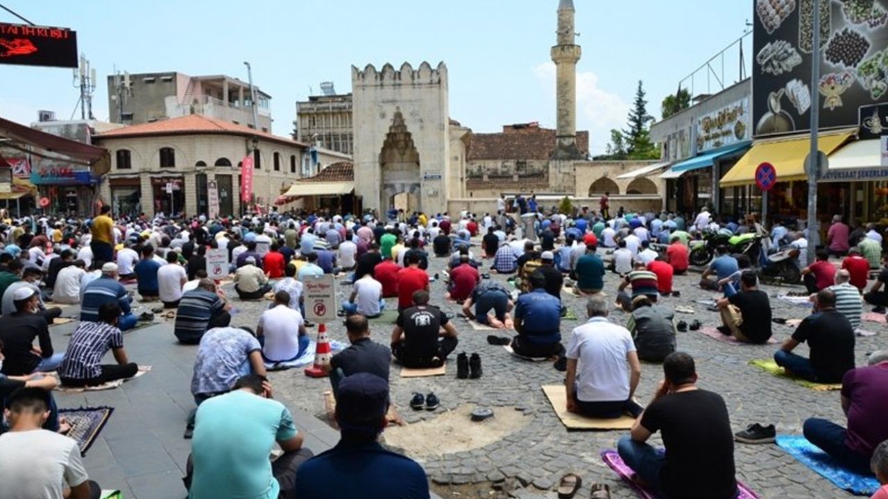 Trafiğe kapatılan yolda cuma namazı 12