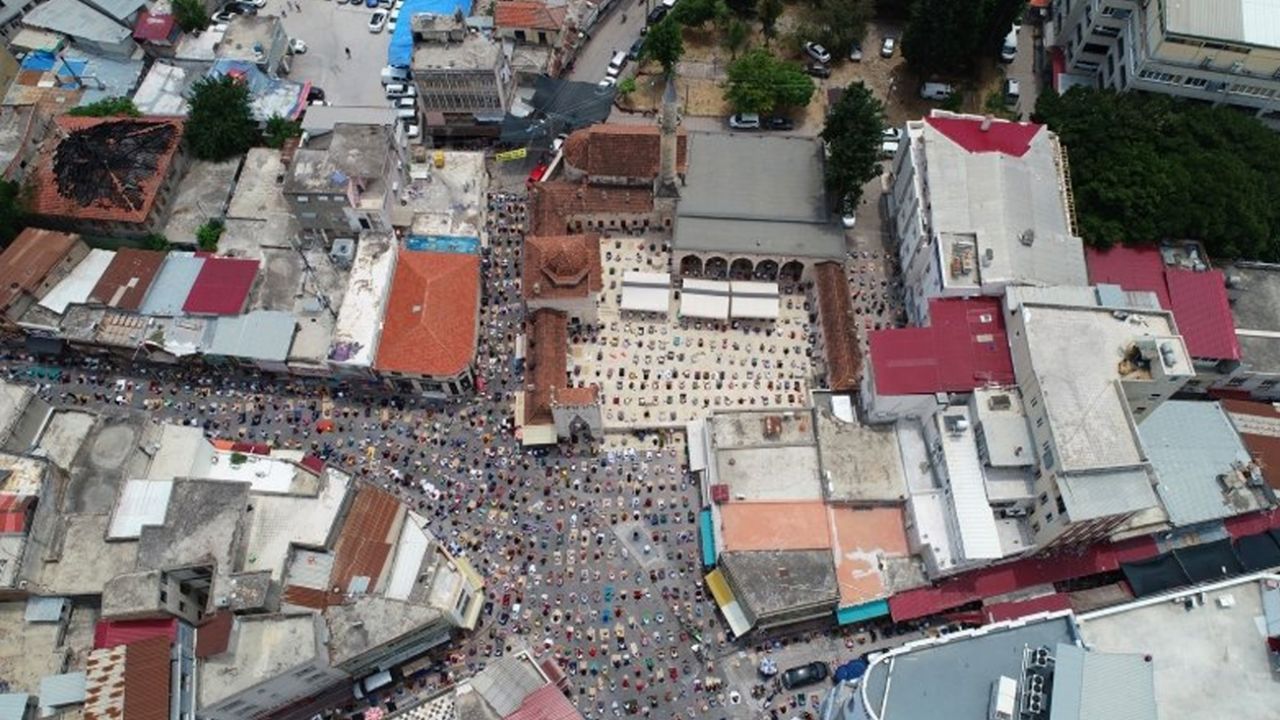 Trafiğe kapatılan yolda cuma namazı 5