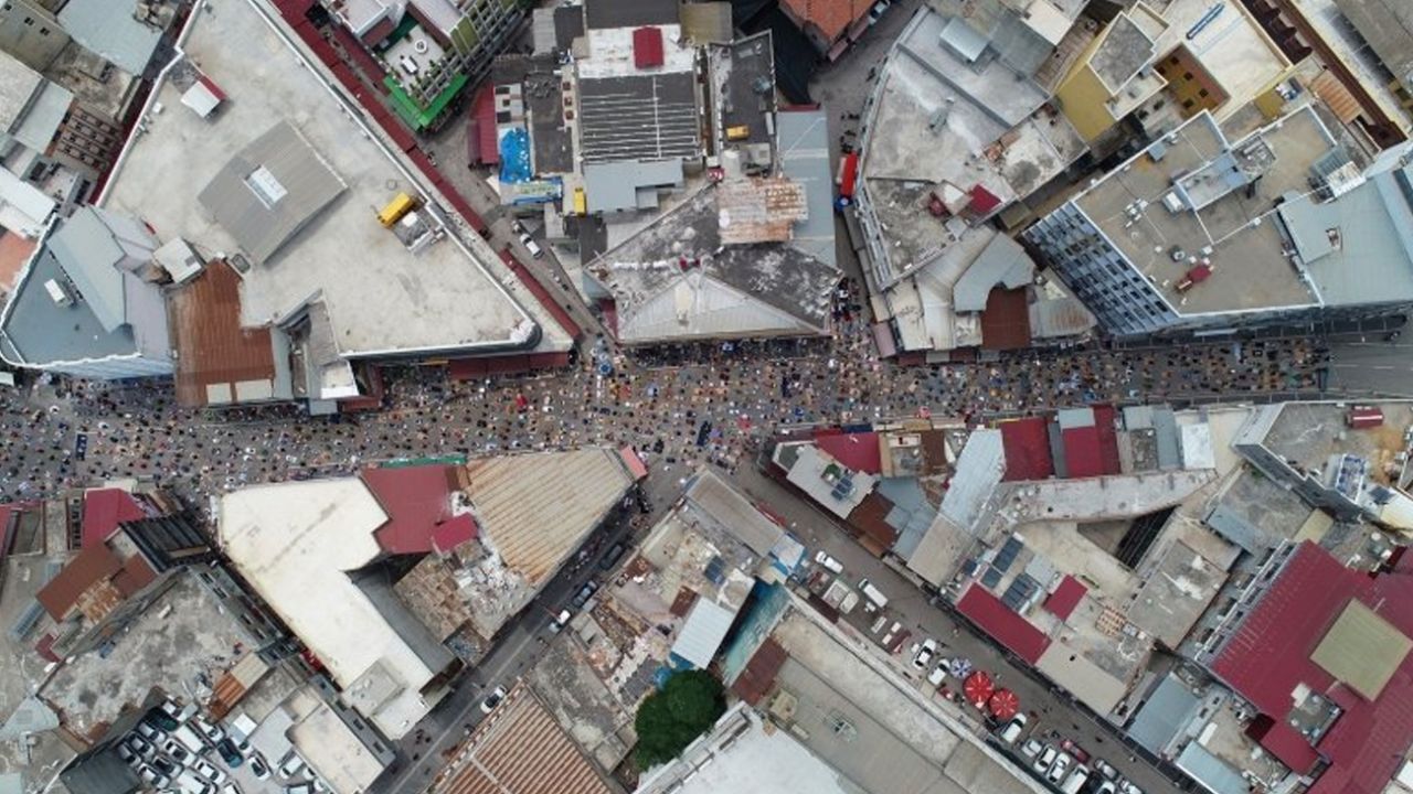 Trafiğe kapatılan yolda cuma namazı 7