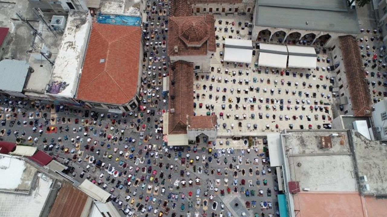 Trafiğe kapatılan yolda cuma namazı 9