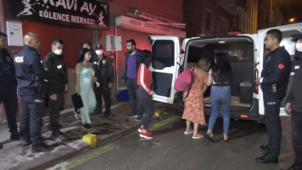 Salgında meyhanede kadınlı erkekli vur patlasın çal oynasın eğlence! 2