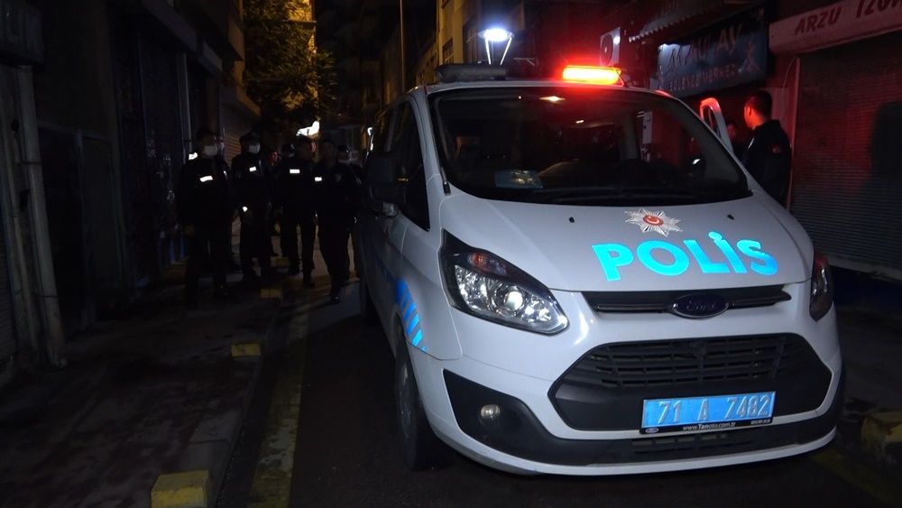 Salgında meyhanede kadınlı erkekli vur patlasın çal oynasın eğlence! 5