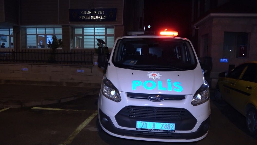 Salgında meyhanede kadınlı erkekli vur patlasın çal oynasın eğlence! 6