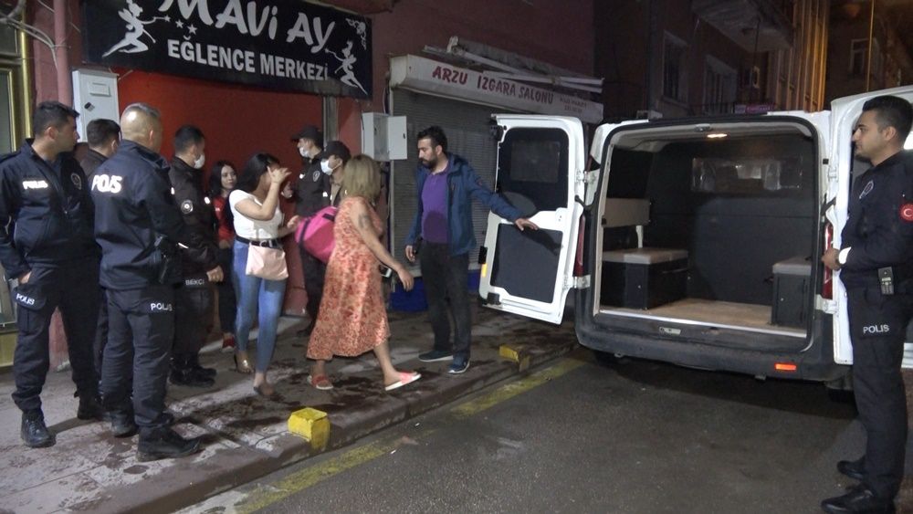 Salgında meyhanede kadınlı erkekli vur patlasın çal oynasın eğlence! 3
