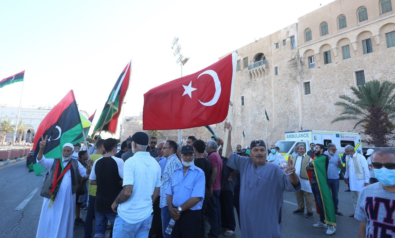 Türk bayraklarıyla sokağa döküldüler! 1