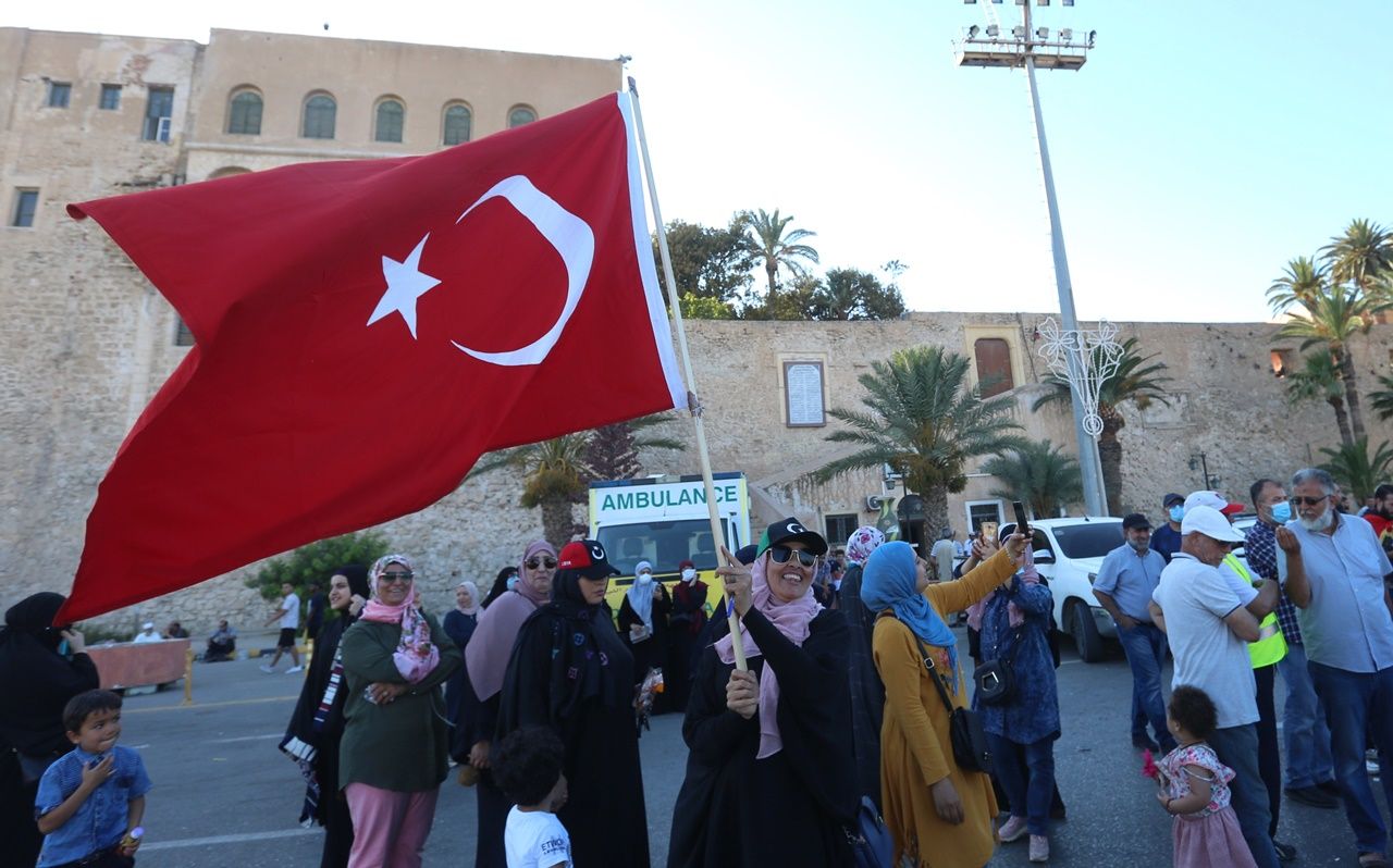 Türk bayraklarıyla sokağa döküldüler! 2