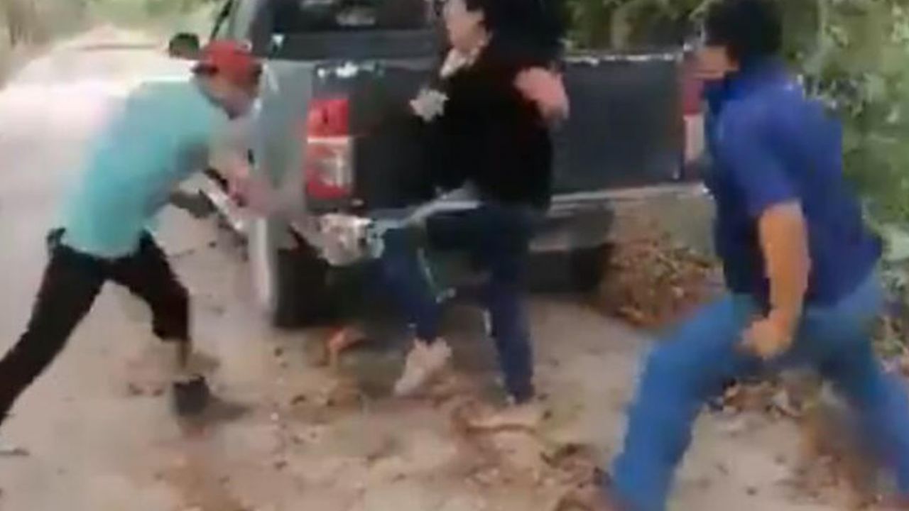 Talihsiz kadını arabaya bağlayıp acımasızca kırbaçladılar 6