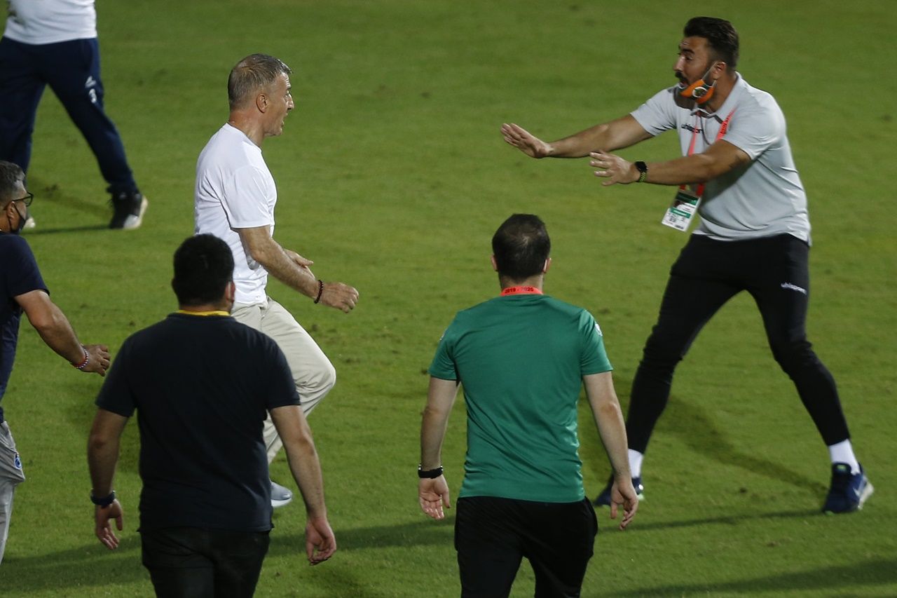 Ağaoğlu çok sinirlendi, sahaya indi! 1