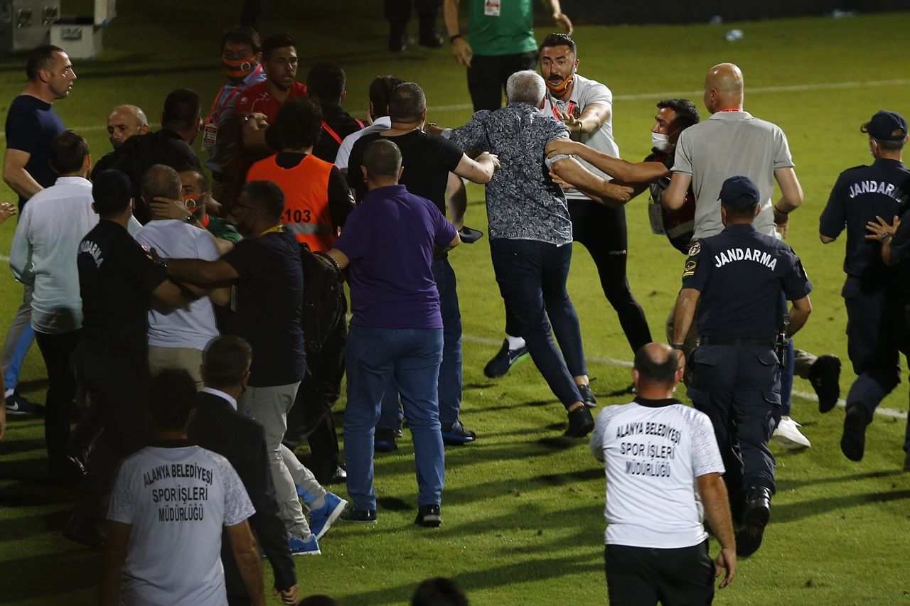 Ağaoğlu çok sinirlendi, sahaya indi! 2