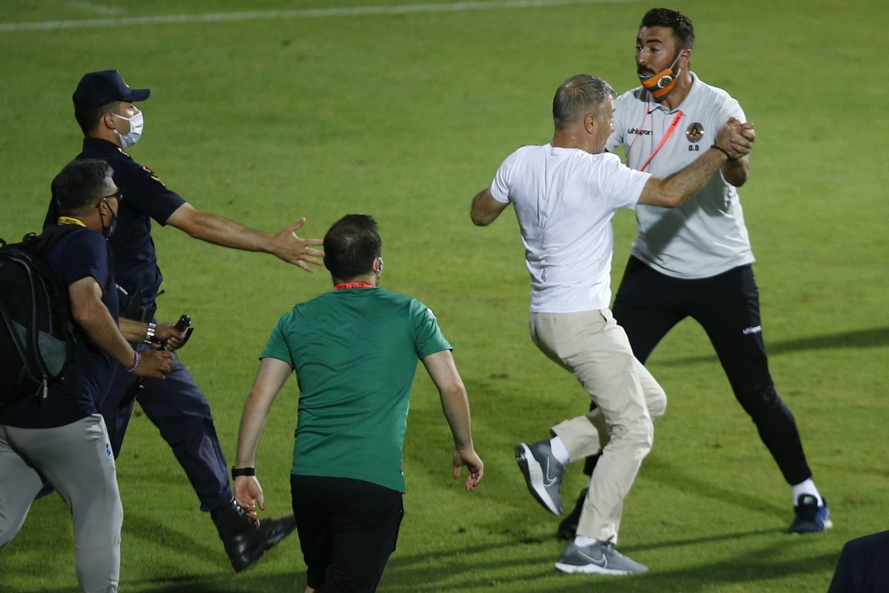 Ağaoğlu çok sinirlendi, sahaya indi! 5
