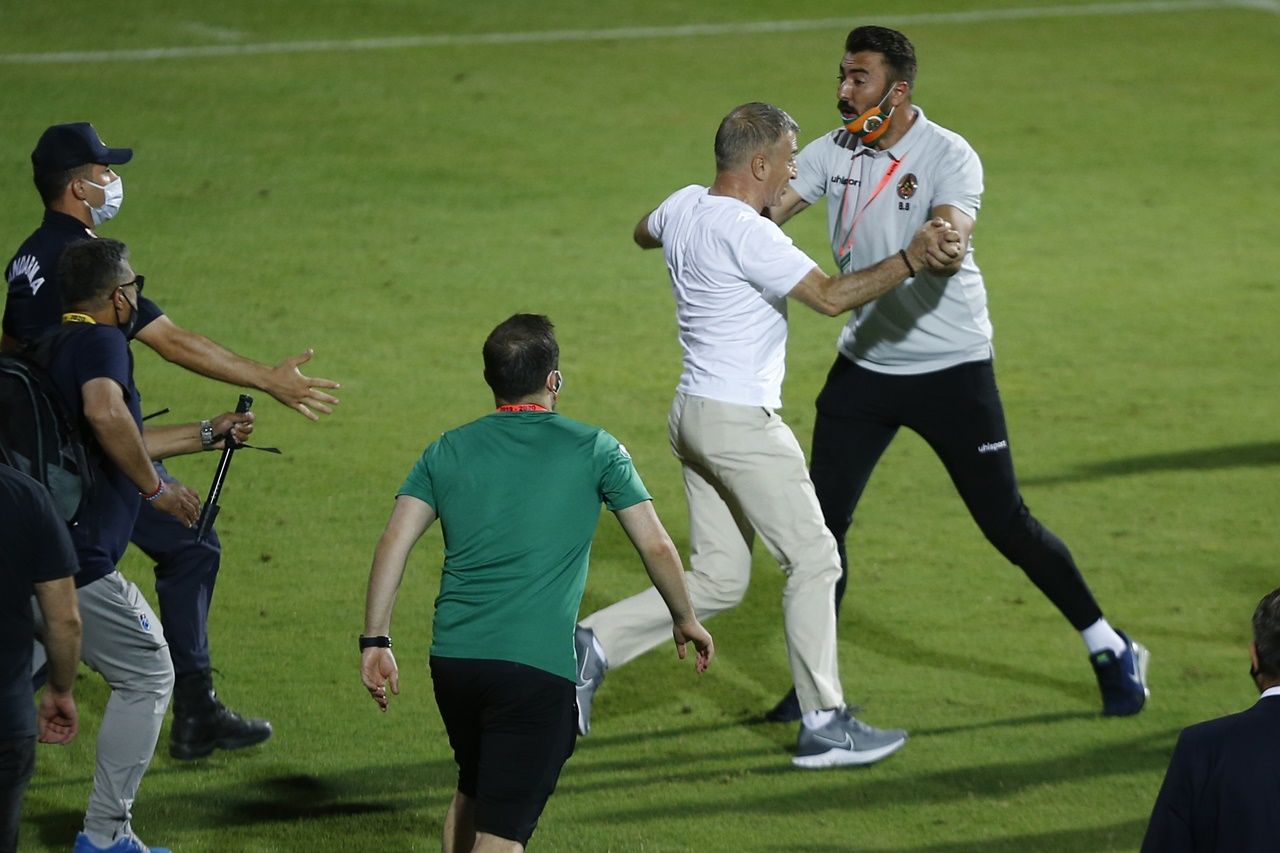 Ağaoğlu çok sinirlendi, sahaya indi! 9