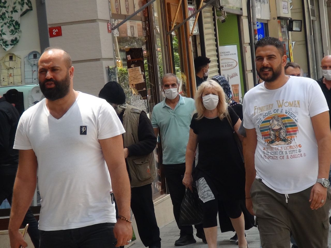 İstiklal yine çene maskeli 5